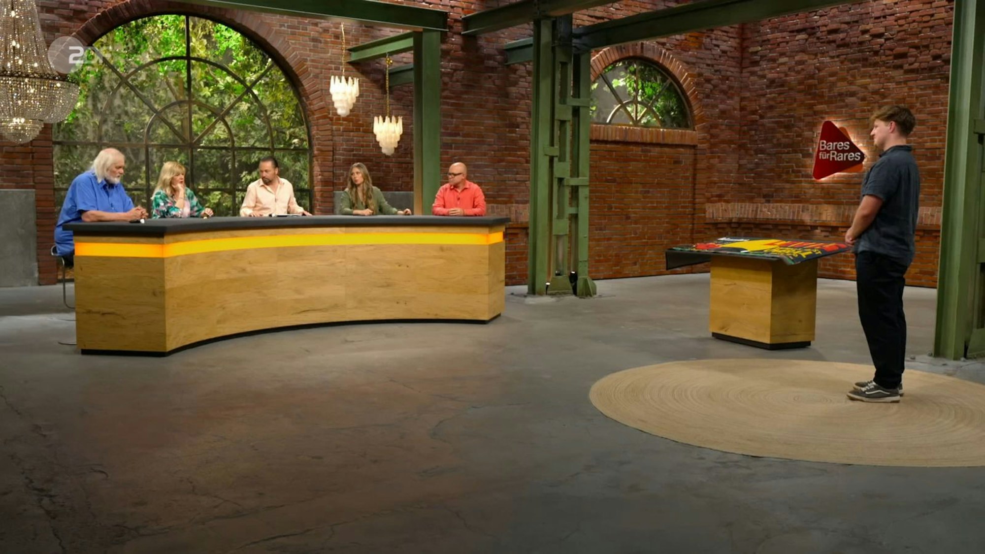 Pauritsch, Schreiber und Leo Leo boten weiter bis Sarah Schreiber die 400-Euro-Marke erreichte. „So langsam wird es interessant“, meinte Steve Mandel. Doch er ließ sich nicht einschüchtern. Sein Gebot: 450 Euro. (Bild: ZDF)