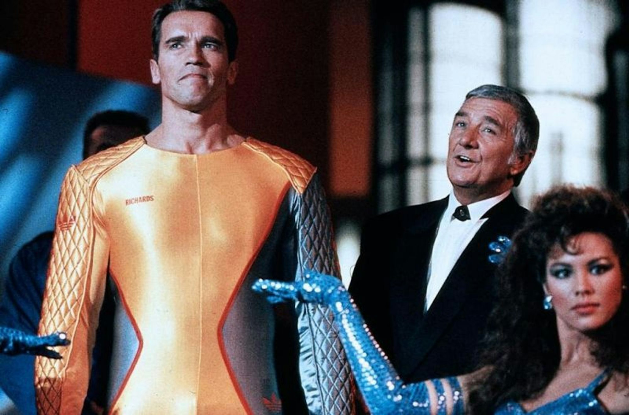 Im Action-Thriller „The Running Man“ wird Ben Richards (Arnold Schwarzenegger, links) beschuldigt, ein Massaker ausgelöst zu haben. (Bild: Constantin Film)