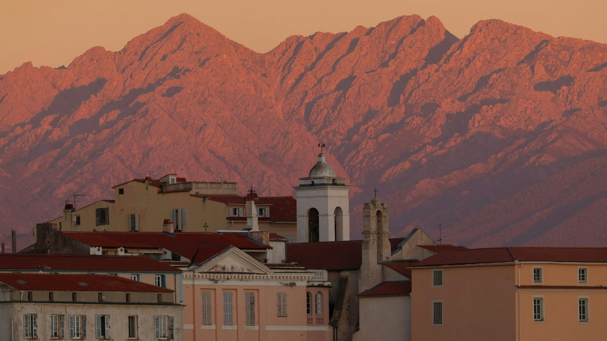 Blick auf eine Gebirgskette auf der französischen Insel Korsika.