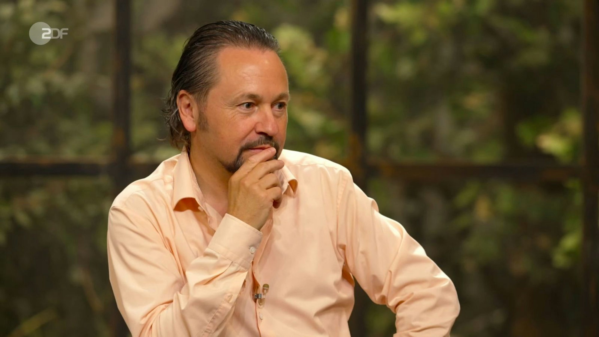 „Die Farben sind noch richtig frisch“, schwärmte Wolfgang Pauritsch. Er fragte Nick, ob es sich um echten Jeans-Stoff handele, was dieser bestätigte. „Das ist spannend“, dachte der Händler laut. Sein Startgebot lag bereits über dem maximalen Schätzpreis: 100 Euro! (Bild: ZDF)