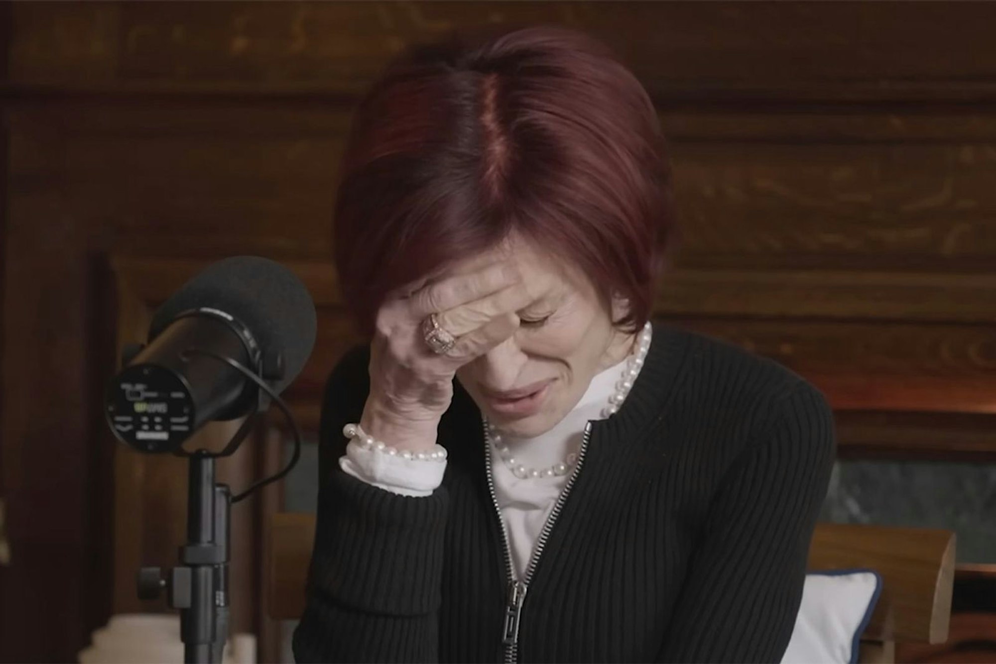 Von ihren Emotionen übermannt: Als ihr Sohn Jack eine Sprachnachricht von Donald Trump abspielt, bricht Sharon Osbourne in Tränen aus. (Bild: YouTube / The Osbournes)