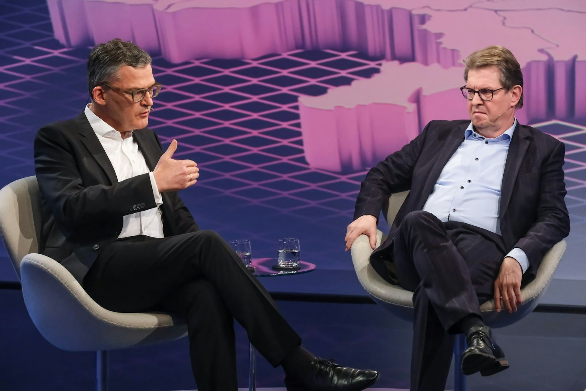 CDU-Politiker Roderich Kiesewetter (links) kritisierte bei „Maischberger“ die Ukraine-Politik von Bundeskanzler Friedrich Merz. (Bild: WDR / Oliver Ziebe)