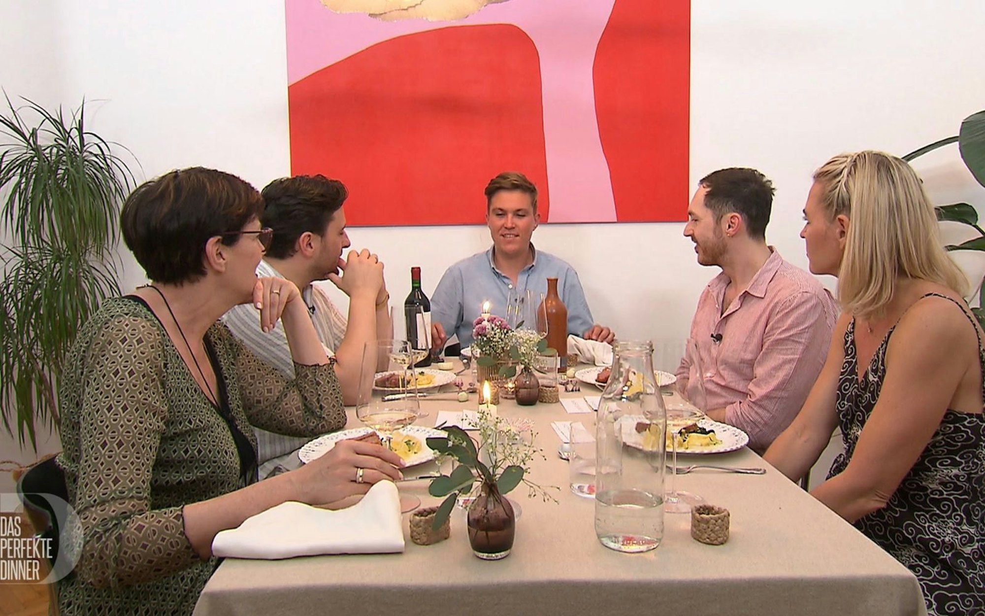 An Tag 3 trifft sich die Wiener „Dinner“-Runde bei Pascal (32, Mitte). (Bild: RTL)