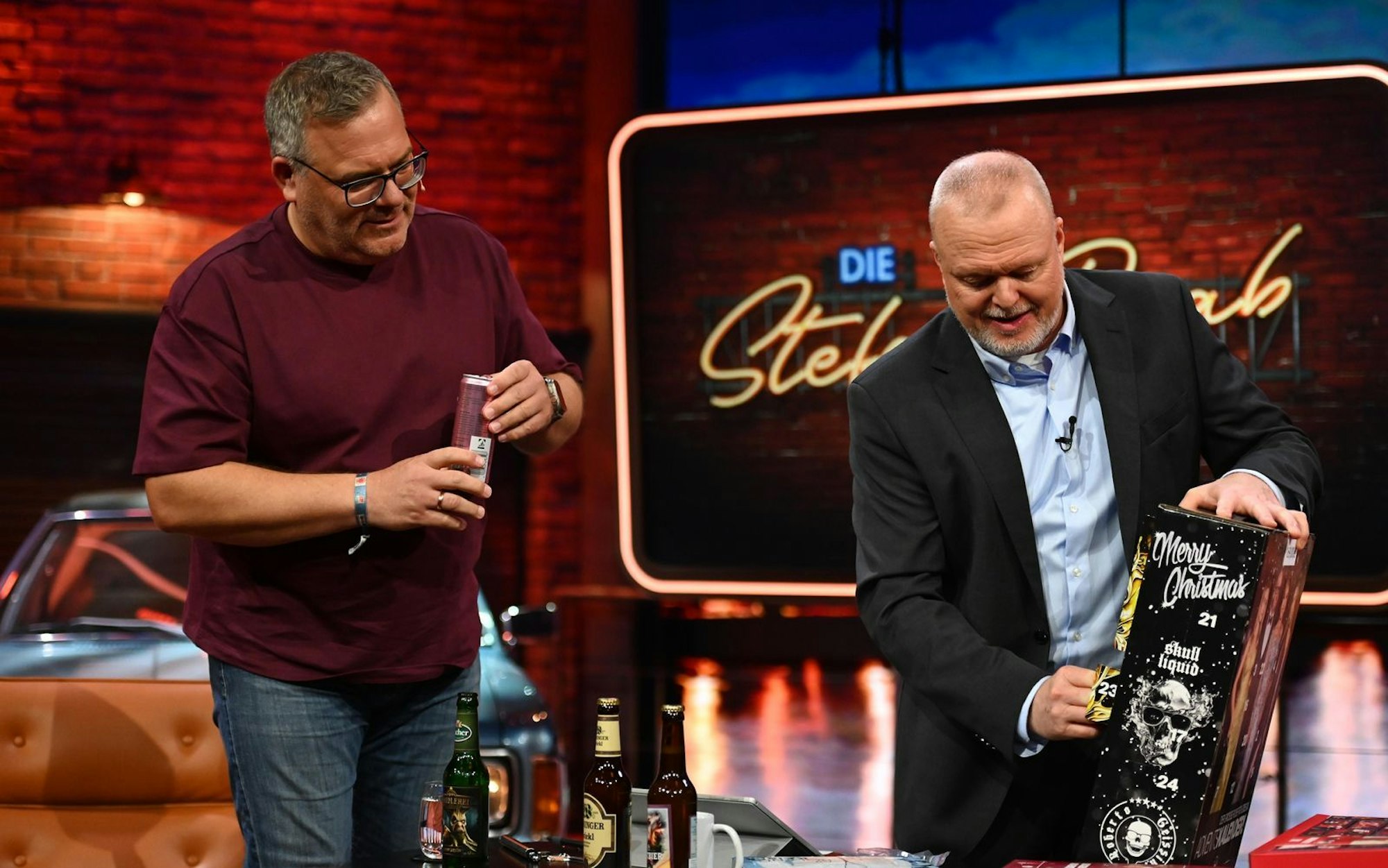 Eigentlich sind Elton (links) und Raab ein bewährtes Duo im Entertainment-Fernsehen. Ihnen beim Auspacken von Adventskalendern zuzusehen langweilt allerdings. (Bild: RTL / Raab Entertainment / Julia Feldhagen)
