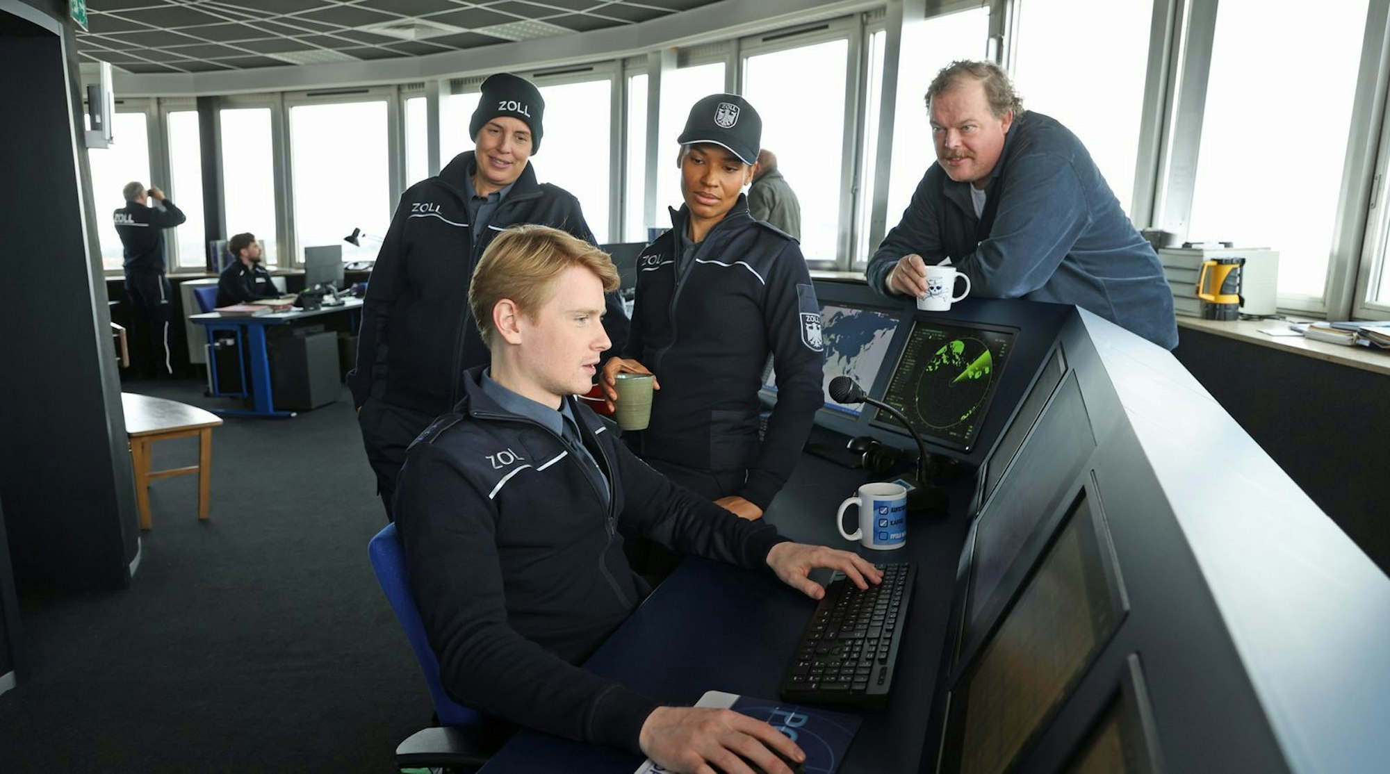 Katta Strüwer (Elena Uhlig, links), Sven-Erik Dröse (Lukas Zumbrock, zweiter von links), Lisa Cunningham (Cynthia Micas) und Gero von Bernbeck (Bernd Hölscher) überprüfen einen Hinweis, wonach ein Containerschiff Teile für eine Waffenfabrik schmuggeln soll. (Bild: Radio Bremen/Jörg Landsberg)