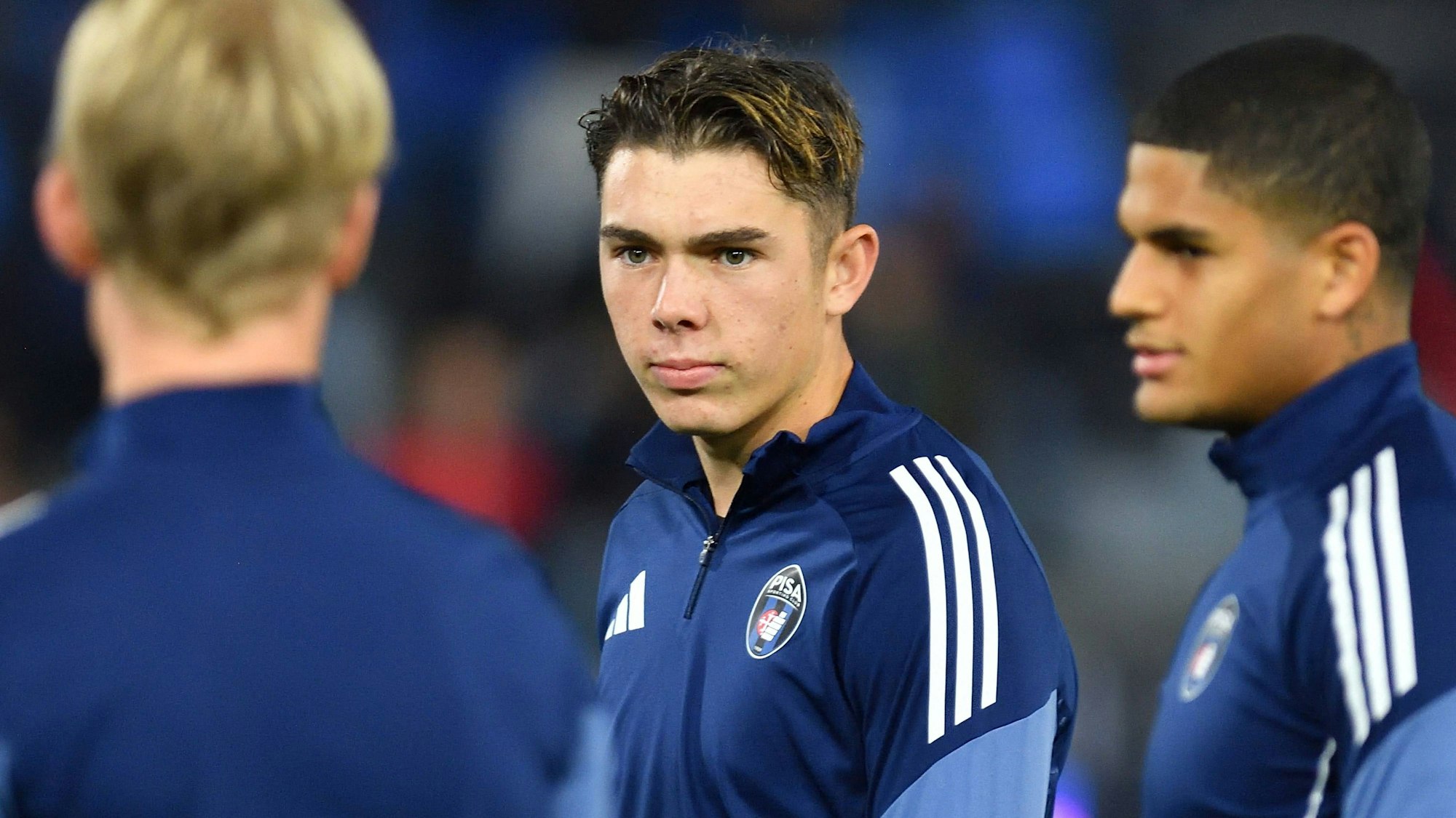 Louis Thomas Buffon mit der Trainingsjacke von Pisa.