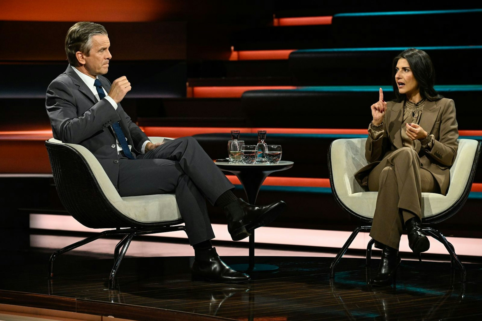 CDU-Politikerin Serap Güler lieferte sich einen hitzigen Schlagabtausch mit Markus Lanz, als es um die Erfolge der Regierung in Migrationsfragen ging. (Bild: ZDF / Markus Hertrich)