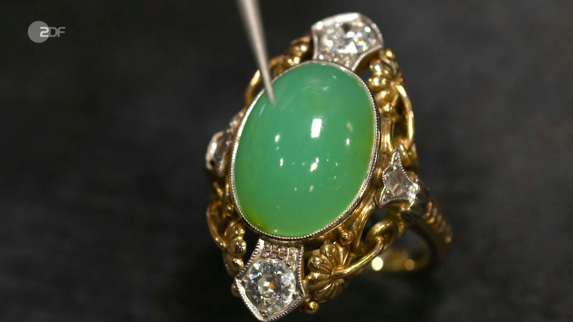 Könnte aus dem Kaugummi-Automaten sein, scherzte Detlef über den Ring seiner Freundin Brigitta. Wunschpreis 400, Schätzpreis bis zu 800. Elke Velten bezahlte 1.400 Euro. Von wegen Kaugummi-Automat! (Bild: ZDF)