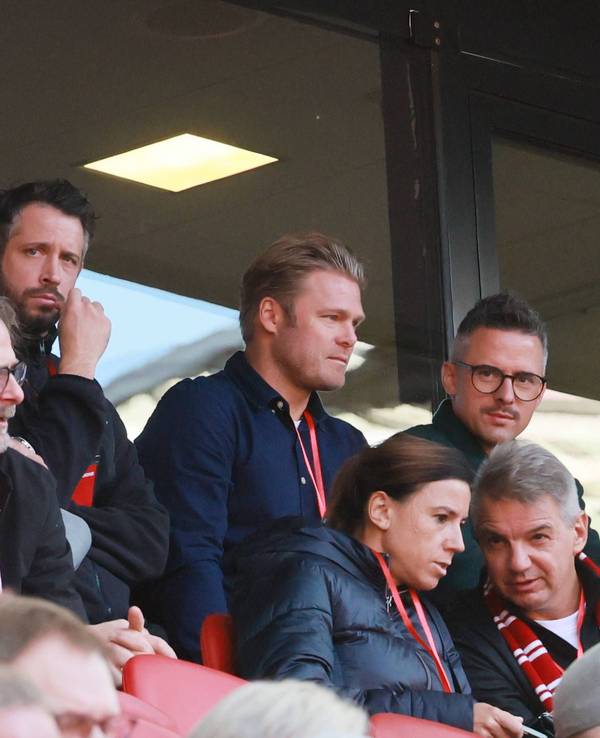 Ex-Profi Mark Uth bei der Mitgliederversammlung des 1. FC Köln auf der Tribüne.