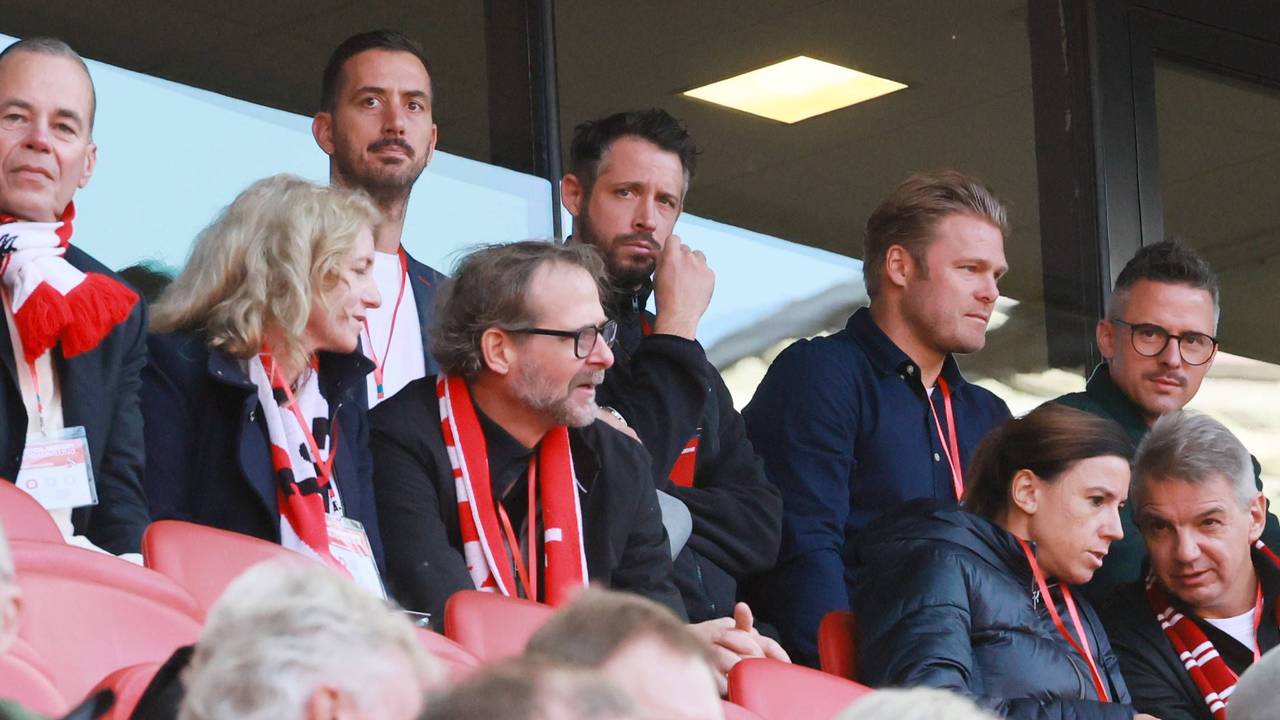 Ex-Profi Mark Uth bei der Mitgliederversammlung des 1. FC Köln auf der Tribüne.