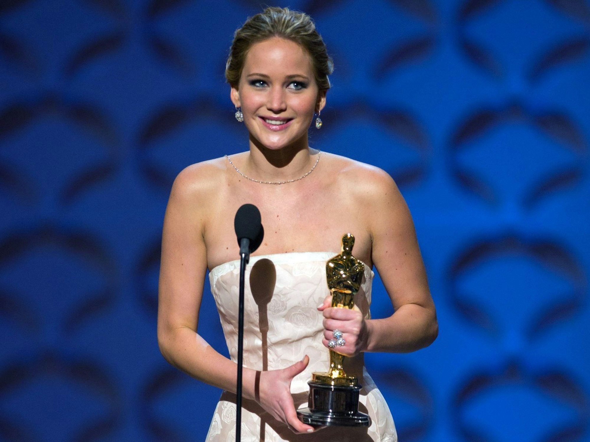 ... dass die Academy gar nicht umhinkam, ihr 2013 den Oscar als beste Hauptdarstellerin auszuhändigen. Dass sie bei ihrem Weg auf die Bühne die Treppen hinauf stolperte, wusste sie in der Folge aber charmant zu umspielen. (Bild: Michael Yada / A.M.P.A.S.)