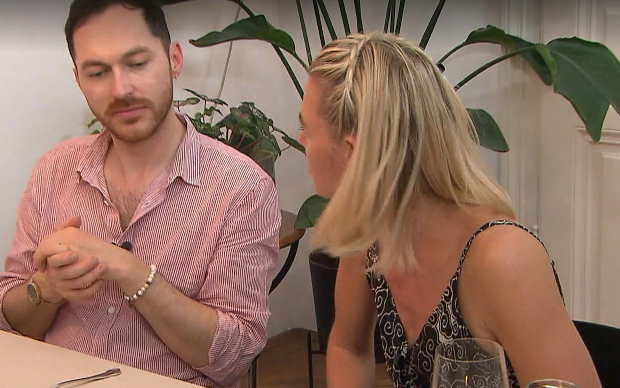 Was mag das nur auf dem Teller sein? Renate und Patrick rätseln (Bild: RTL)