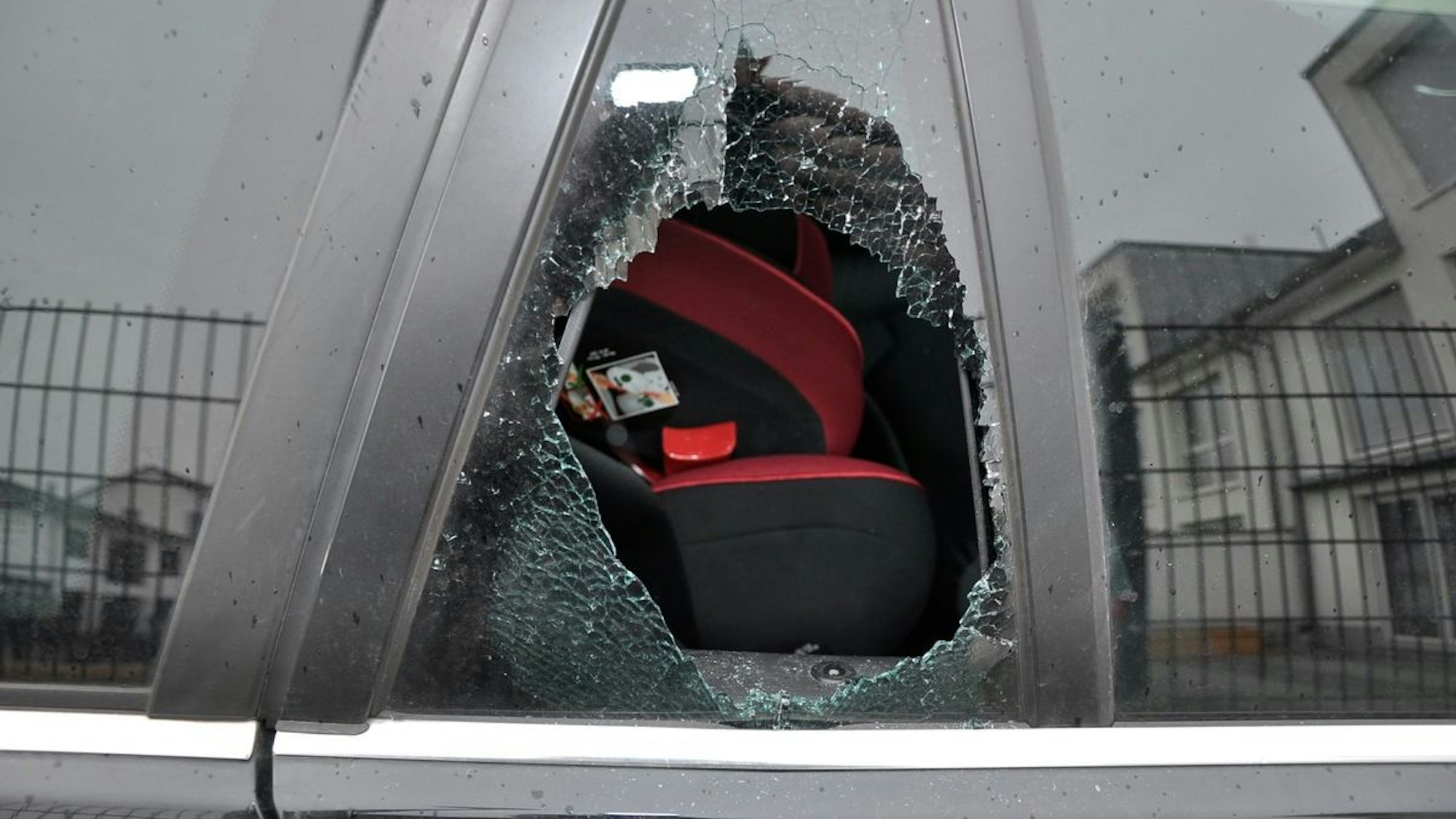 Ein Polizeiauto steht in einer Straße.