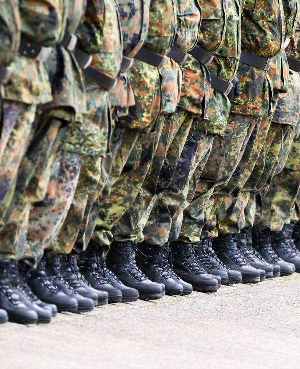 Soldaten stehen in der Hauptfeldwebel-Lagenstein-Kaserne beim feierlichen Appell zur Übergabe des Landeskommandos Niedersachsen von Oberst Waldau an Oberst i.G. Wachter.