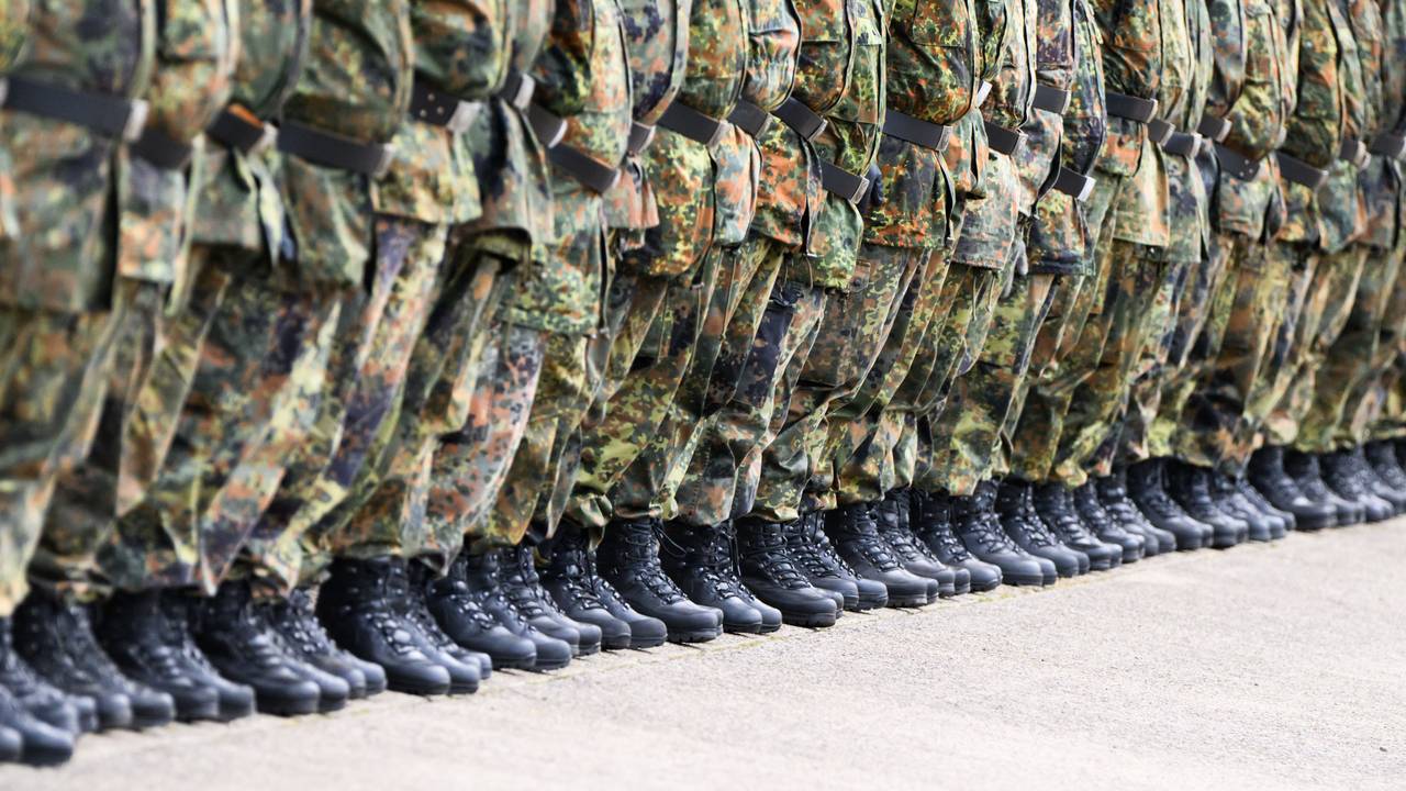Soldaten stehen in der Hauptfeldwebel-Lagenstein-Kaserne beim feierlichen Appell zur Übergabe des Landeskommandos Niedersachsen von Oberst Waldau an Oberst i.G. Wachter.
