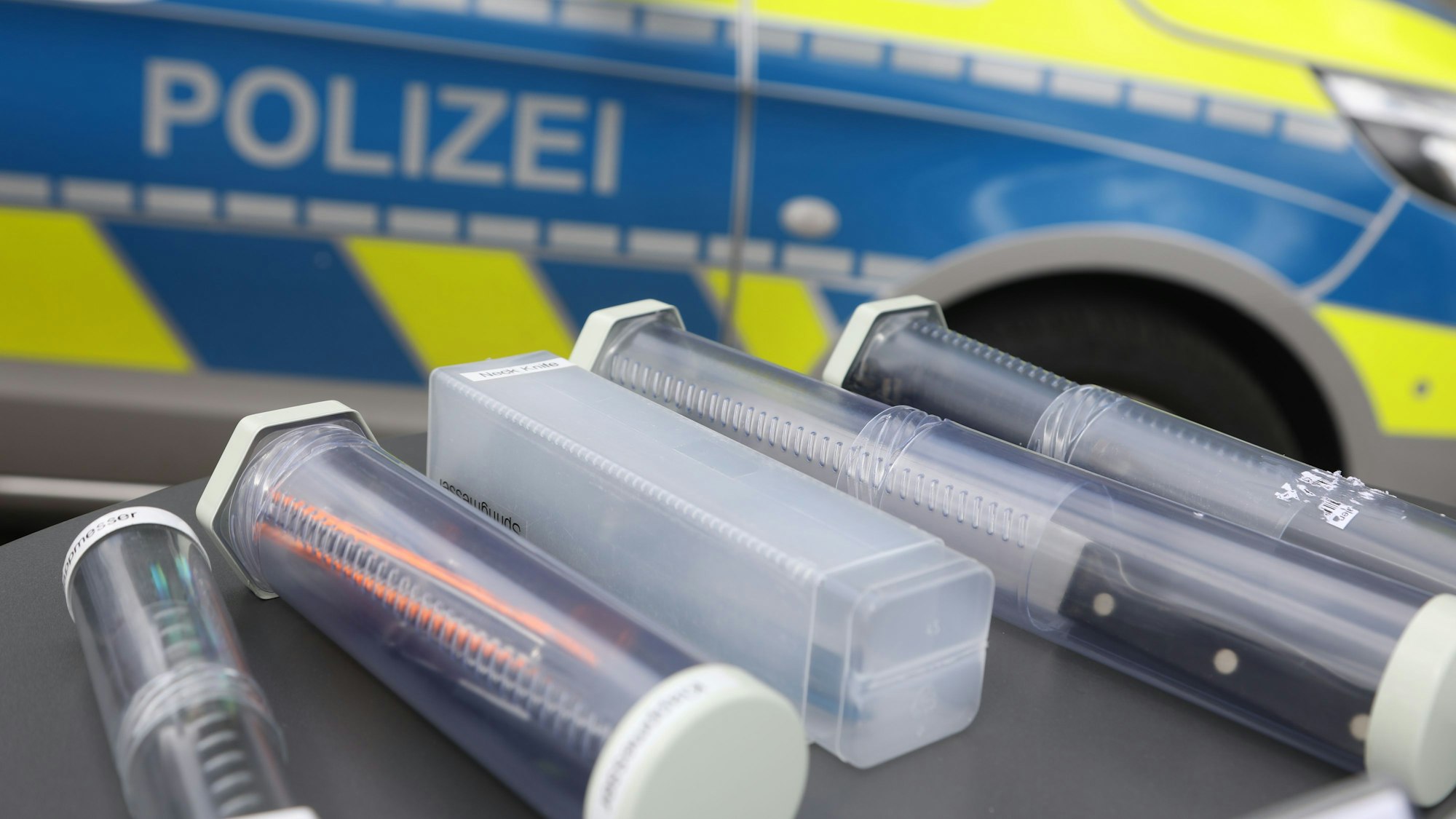 Die Polizei zeigt sichergestellte Messer auf dem Wiener Platz in Köln-Mülheim (Archivfoto).