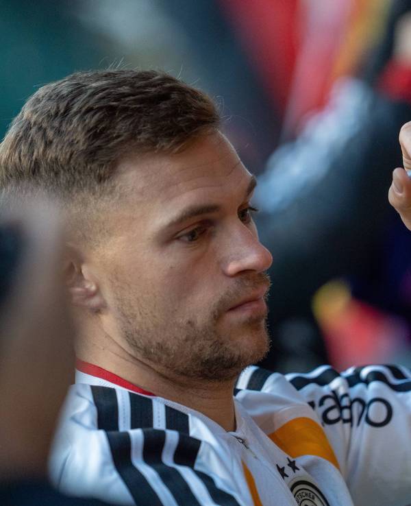 Joshua Kimmich schreibt Autogramme.