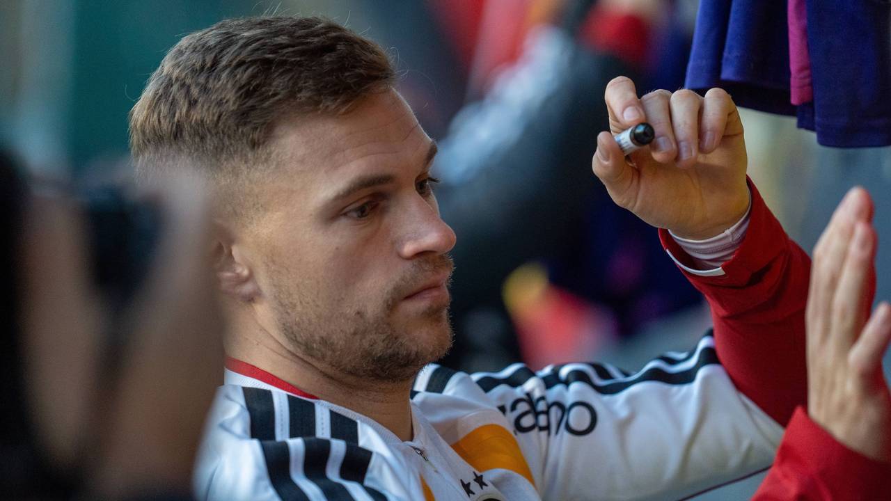 Joshua Kimmich schreibt Autogramme.