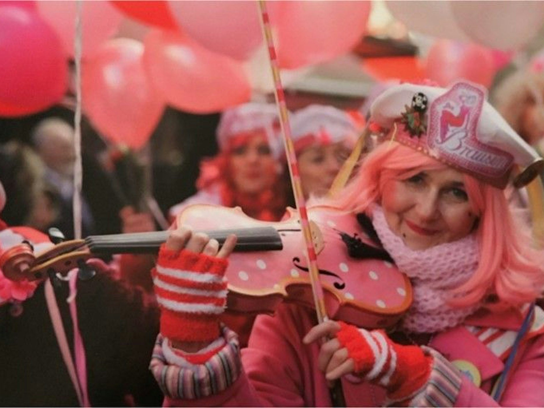 Geigerin Bettina Scheibler mit ihrem Instrument.