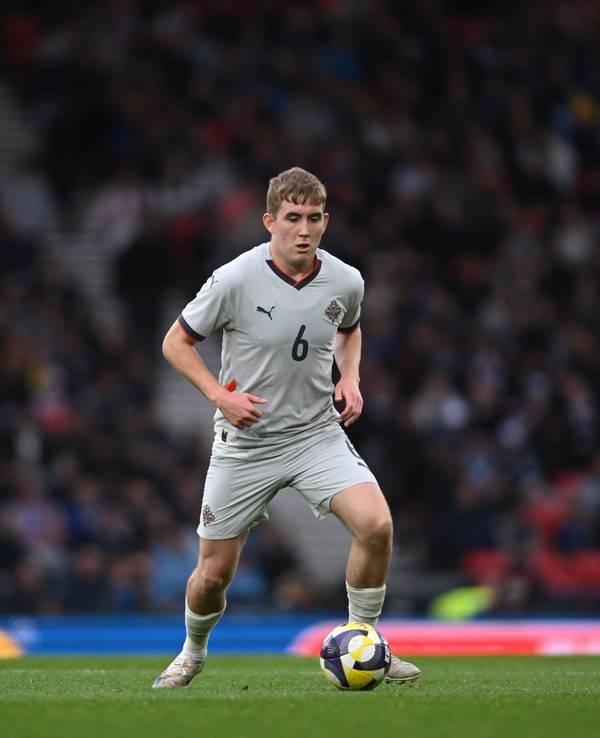 Isak Johannesson blickt auf den Ball am Boden und befindet sich im Dribbling.