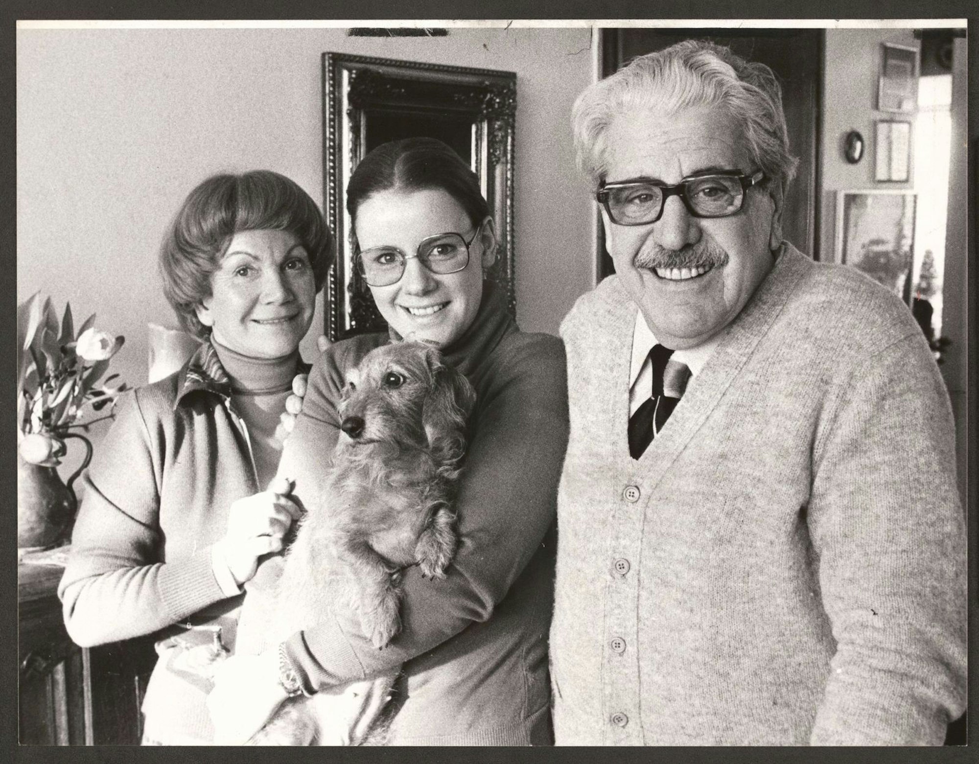 Mariele Millowitsch (Mitte) stammt aus einer Künstlerfamilie: Auch Vater Willy (mit Ehefrau Gerda) arbeitete als Schauspieler. (Bild: IMAGO / United Archives)