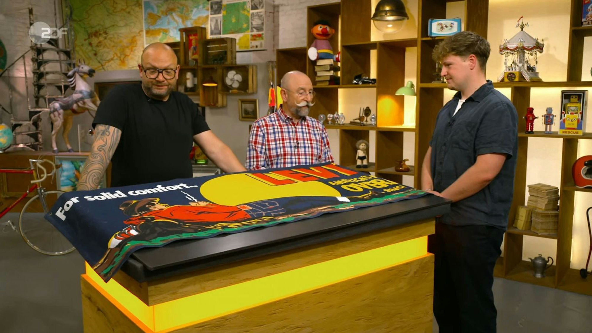 Einen Teppich glaubte Horst Lichter beim ersten Blick auf den Expertentisch zu erkennen. Dann korrigierte er sich: „ein wunderbarer Jeans-Stoff“ - und kombinierte: „Dann wird das eine tolle Werbung gewesen sein.“ Treffer! (Bild: ZDF)