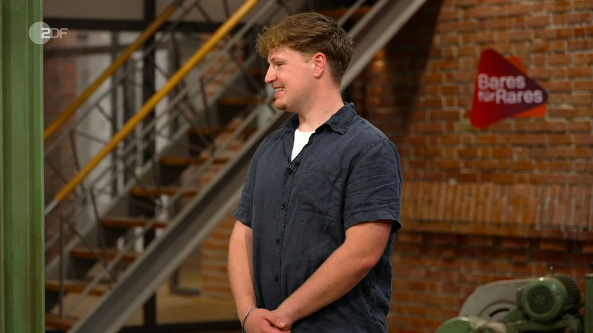 Als Benjamin Leo Leo 470 Euro bot, fand Velten: „Das sind aber noch verhaltene Gebote.“ Nick freute sich stillschweigend darüber, dass die Händler ins Denim-Blaue hinein rieten. Denn der maximale Schätzpreis war 80 Euro. (Bild: ZDF)