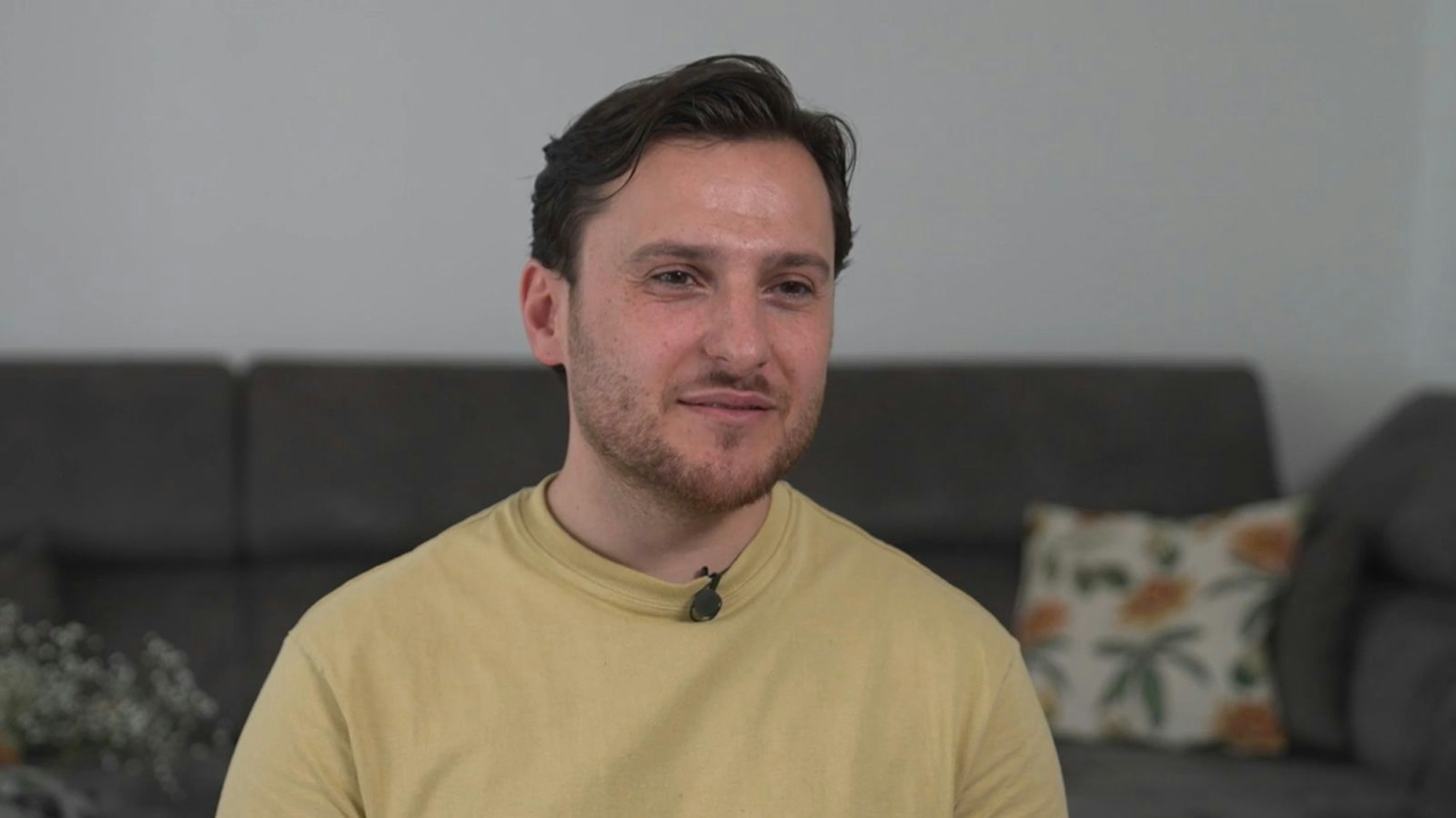 Visar (33) hat eine Autoreparatur-Firma: „Ich bin Dellendrücker“ (Bild: RTL)