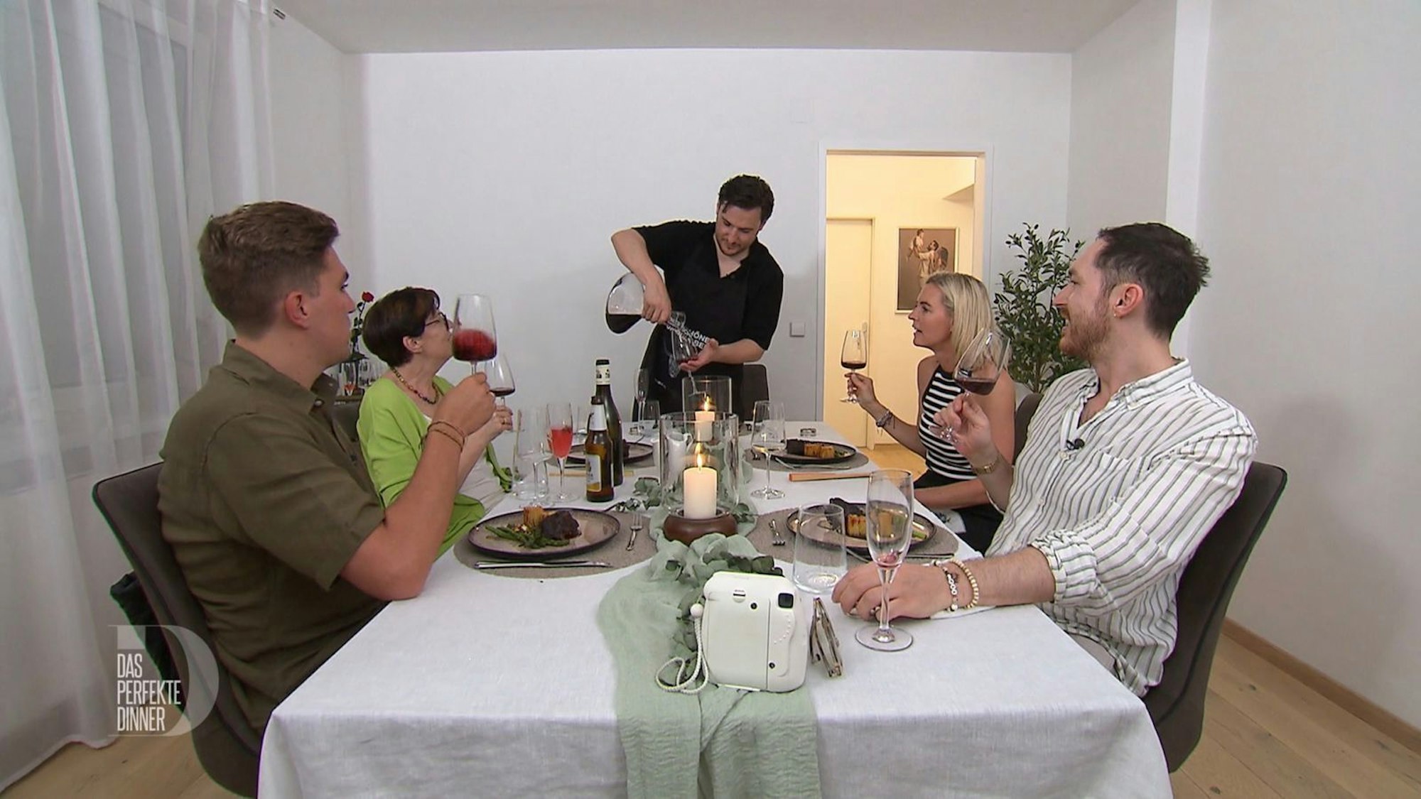 An Tag 4 in Wien trifft sich die Wiener Gruppe bei Visar im 22. Bezirk (Bild: RTL)