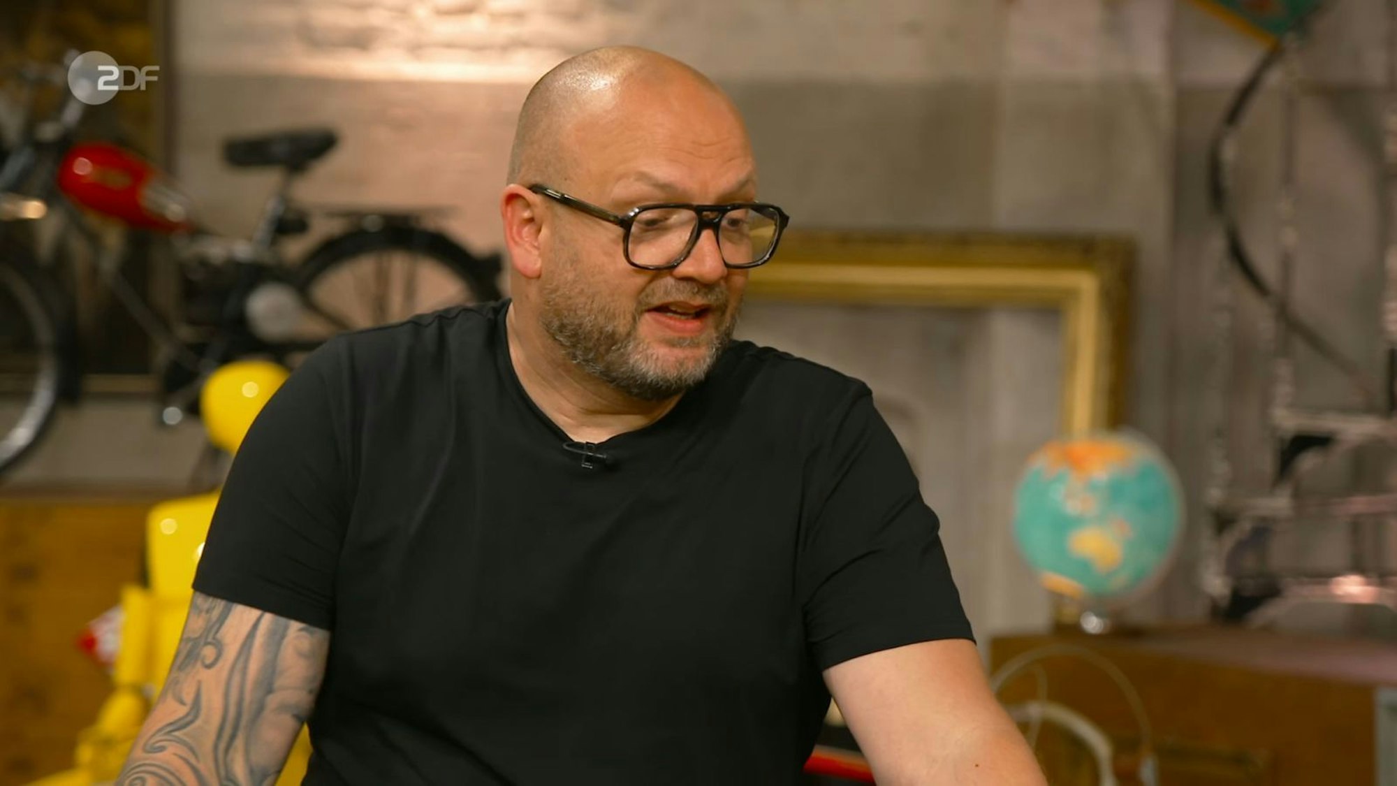 Der Experte schätzte das Banner auf 1,80 Meter Länge. Die bekannteste Jeans der Welt sei die Levis 501, glaubte er. Zudem könne sich wohl jeder an den Werbespot erinnern, „wo der Typ in der Badewanne liegt, damit die Hose richtig schön enganliegend ist“. (Bild: ZDF)