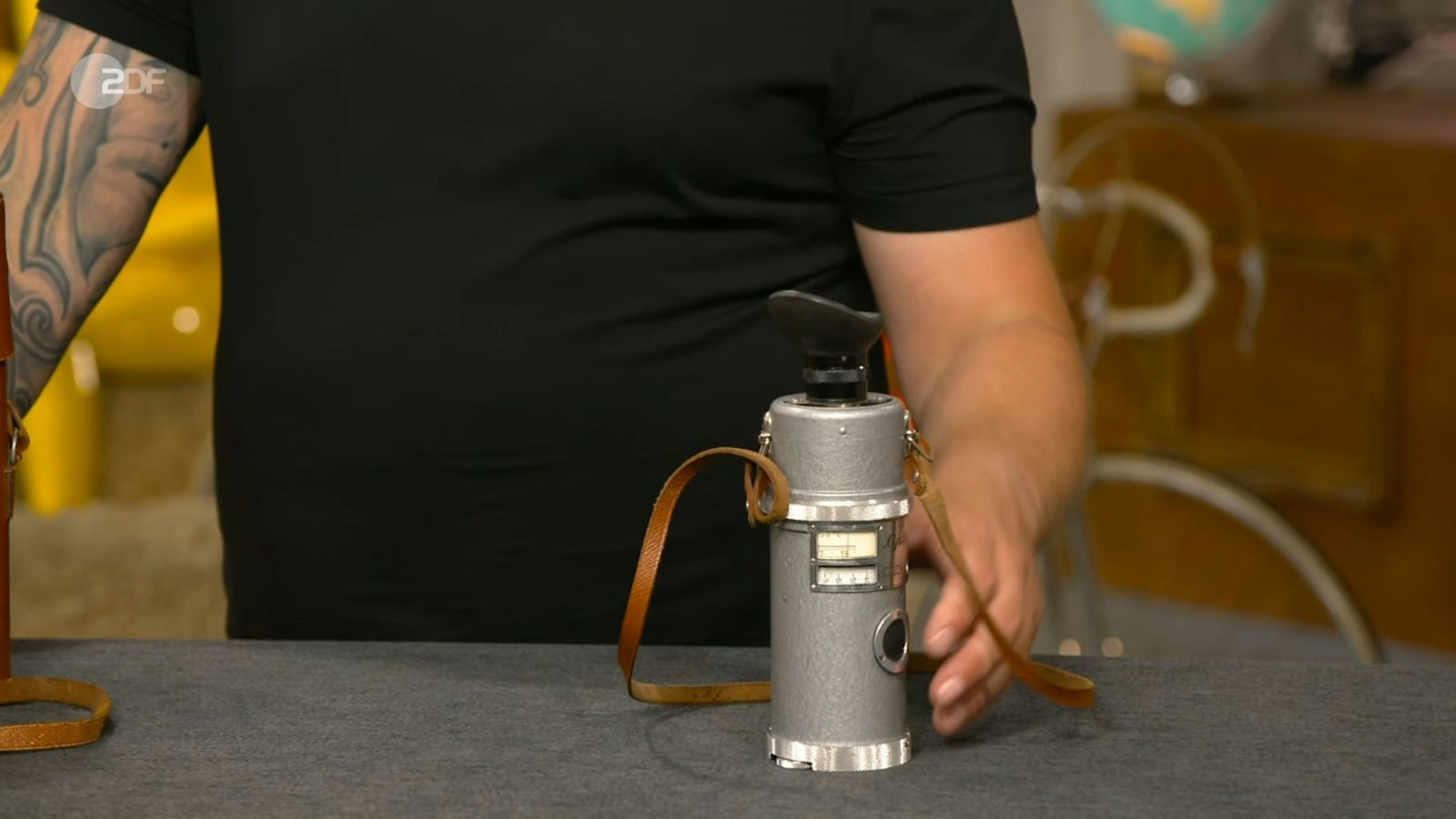 Das Pyrometer „Optix“ diente vor Jahrzehnten dazu, Wärmemessungen zu erstellen. Wunschpreis 50 Euro. Sven Deutschmanek verdoppelte. Während Pauritsch an ein „Fernrohr“ dachte, erinnerte Leo Leo der Produktname „Optix“ an „Asterix“-Comics. Pauritsch bezahlte 150 Euro. (Bild: ZDF)