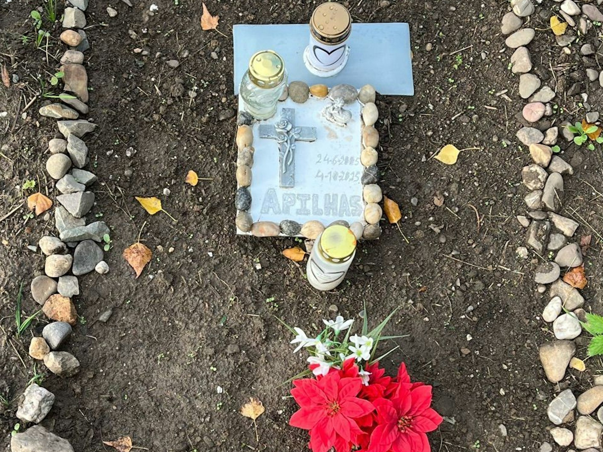 Die liebevoll gestaltete Grabstätte für Kater „Apilhas“.