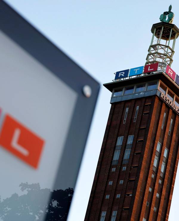 Ein Schild am Eingang zur RTL-Zentrale in Köln mit RTL-Logo in Deutz am Picassoplatz.