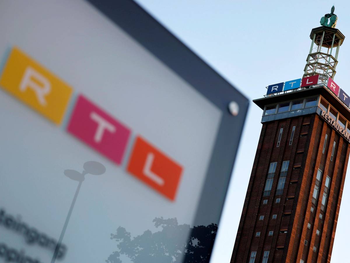 Ein Schild am Eingang zur RTL-Zentrale in Köln mit RTL-Logo in Deutz am Picassoplatz.