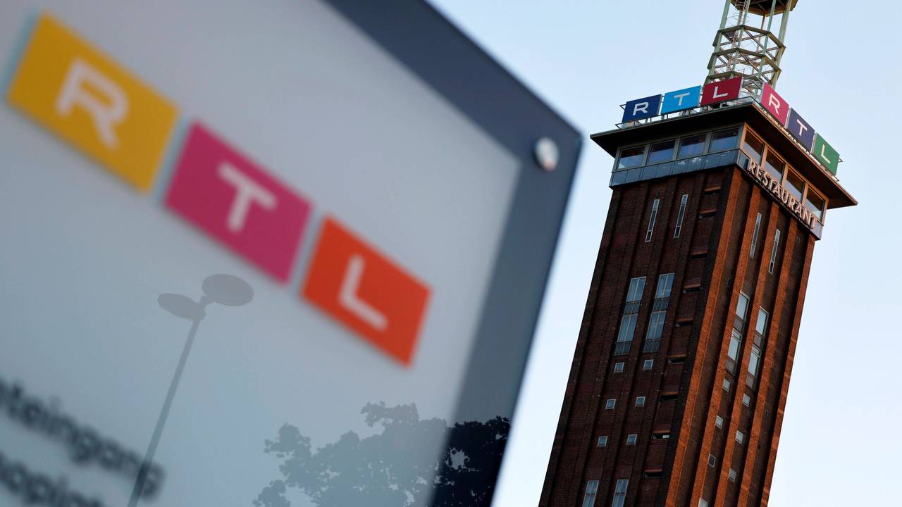 Ein Schild am Eingang zur RTL-Zentrale in Köln mit RTL-Logo in Deutz am Picassoplatz.
