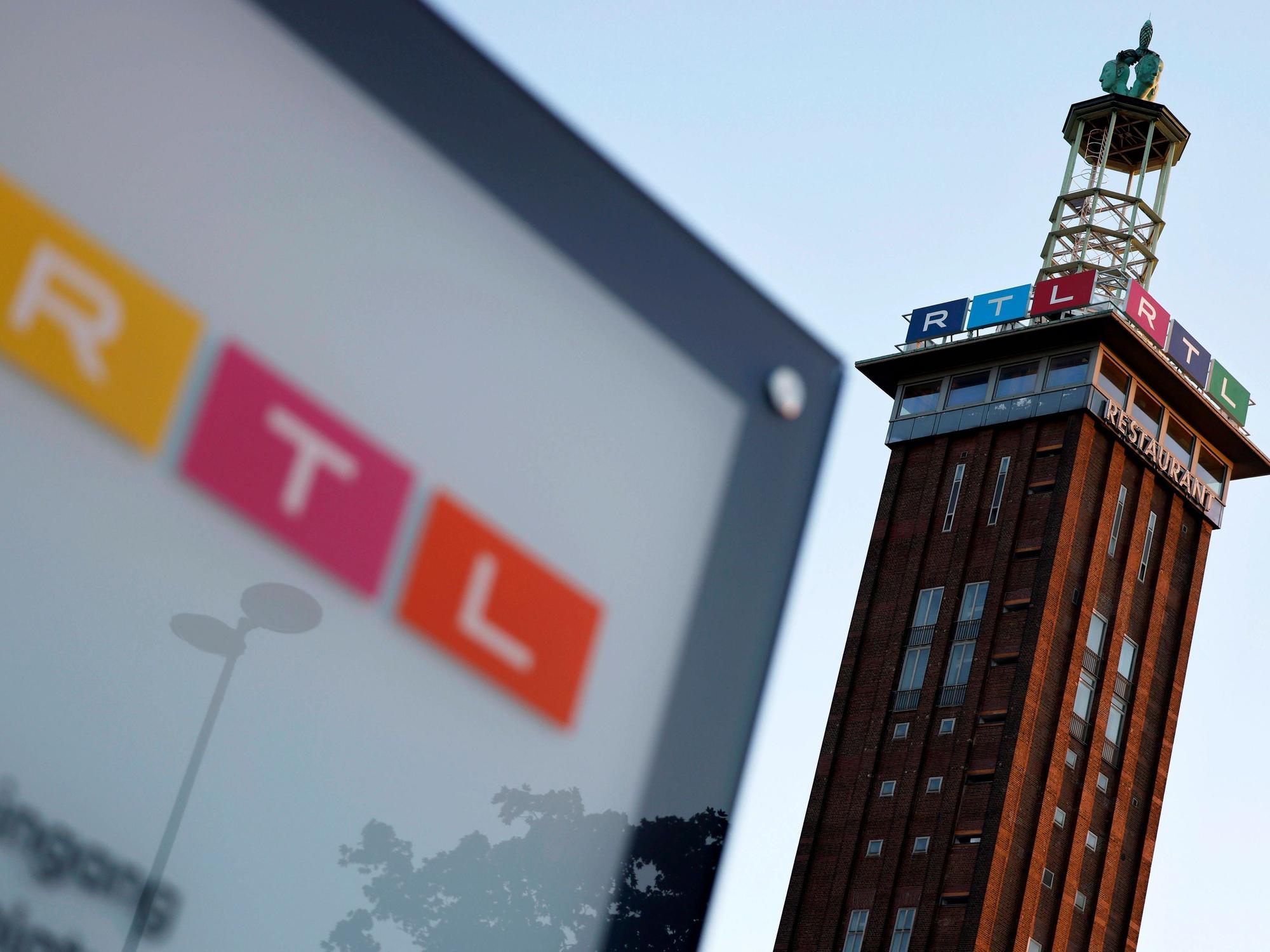 Ein Schild am Eingang zur RTL-Zentrale in Köln mit RTL-Logo in Deutz am Picassoplatz.