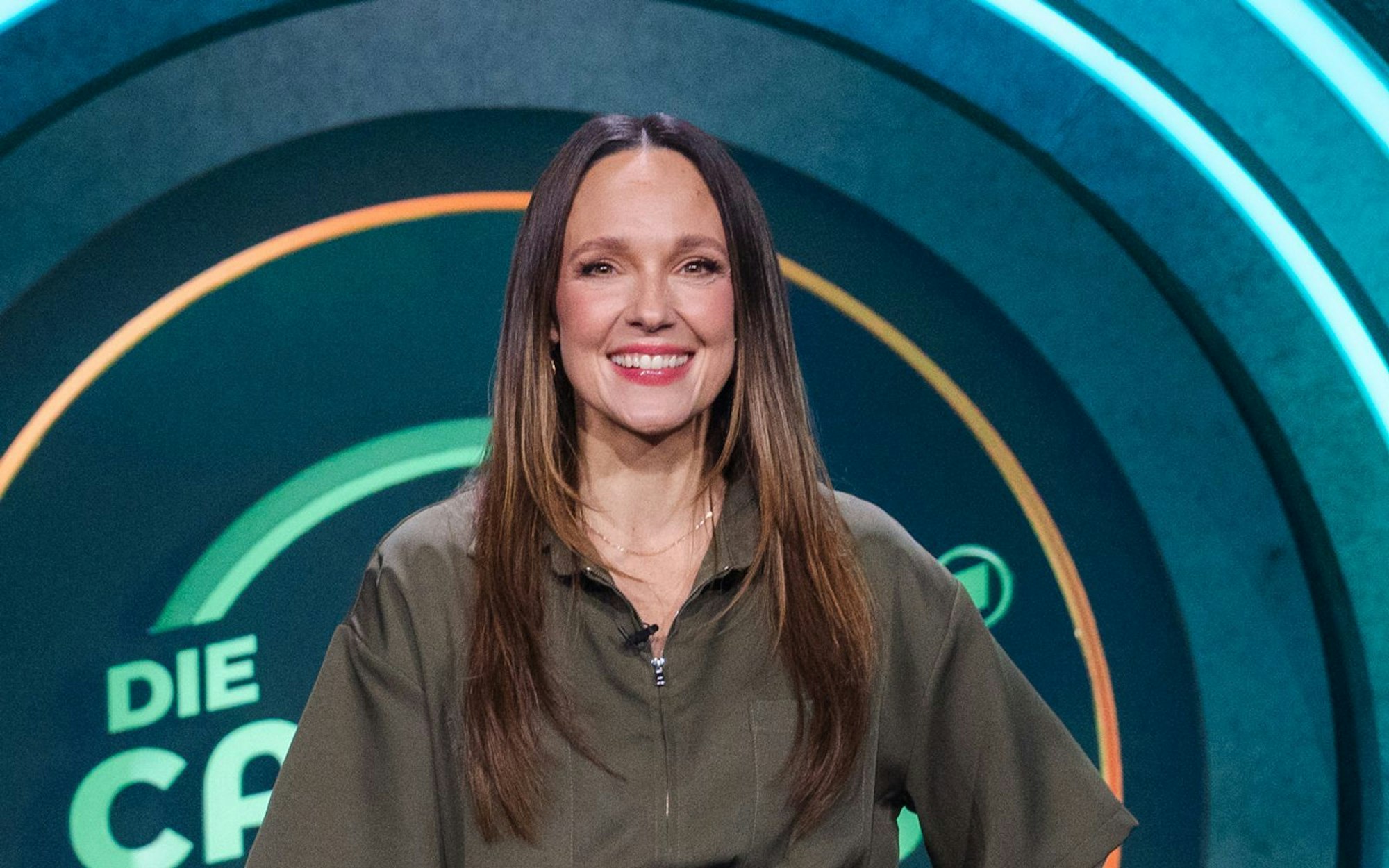 Carolin Kebekus fragt sich in der neuesten Folge ihrer „Carolin Kebekus Show“, was gerade mit Männern los ist. (Bild: Ben Knabe)