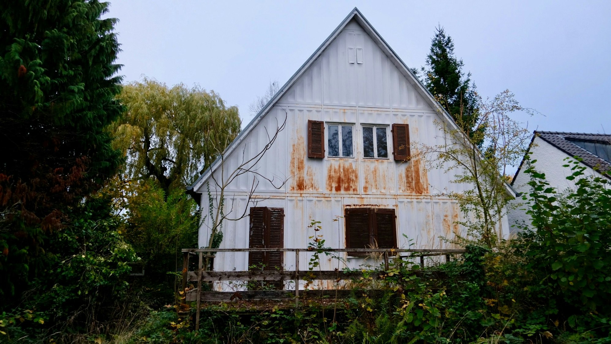 Ein Fertighaus aus den 50er-Jahren an der Arndtstraße 12 gammelt vor sich hin.
