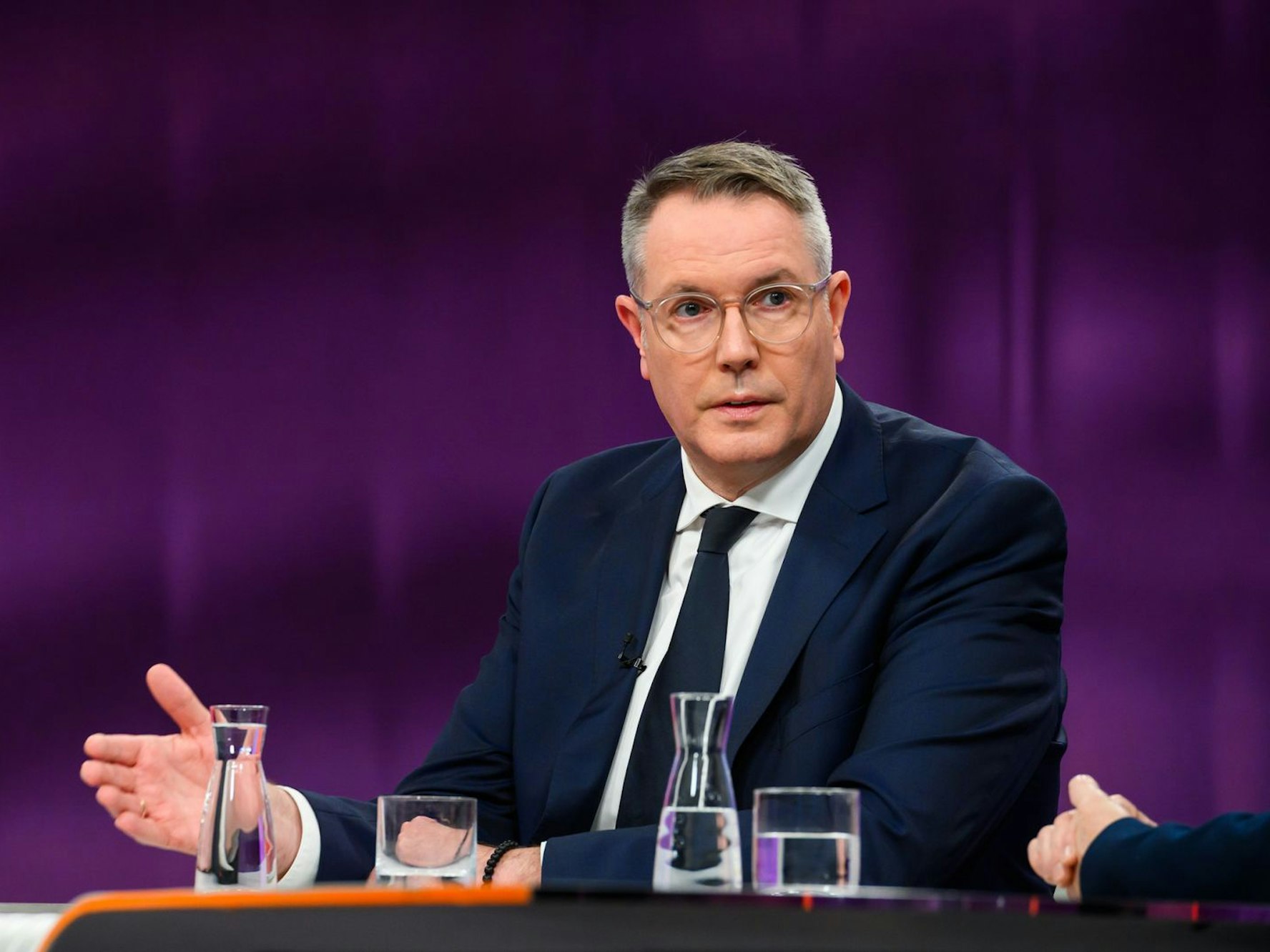 „Wir haben einen Sozialstaat, als wären wir noch bei Bismarck. Er ist nicht digital, er ist nicht schlank“, forderte Alexander Schweitzer (SPD), Ministerpräsident von Rheinland-Pfalz, eine bessere Organisation des Sozialstaates. (Bild: ZDF/Jule Roehr)