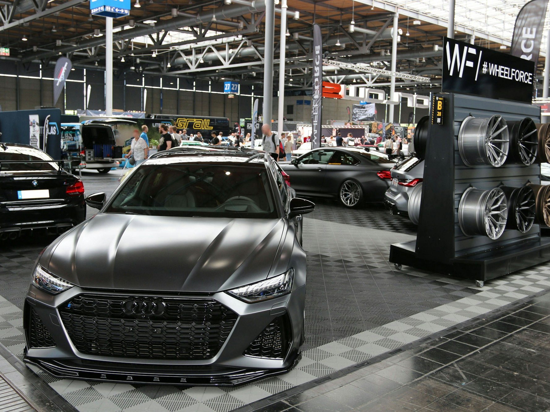 In Köln nahm der Autokauf eines Audi A6 Kombi eine unerwartete Wendung. Das Symbolbild zeigt einen Audi RS6 Avant auf der Messe Hannover.