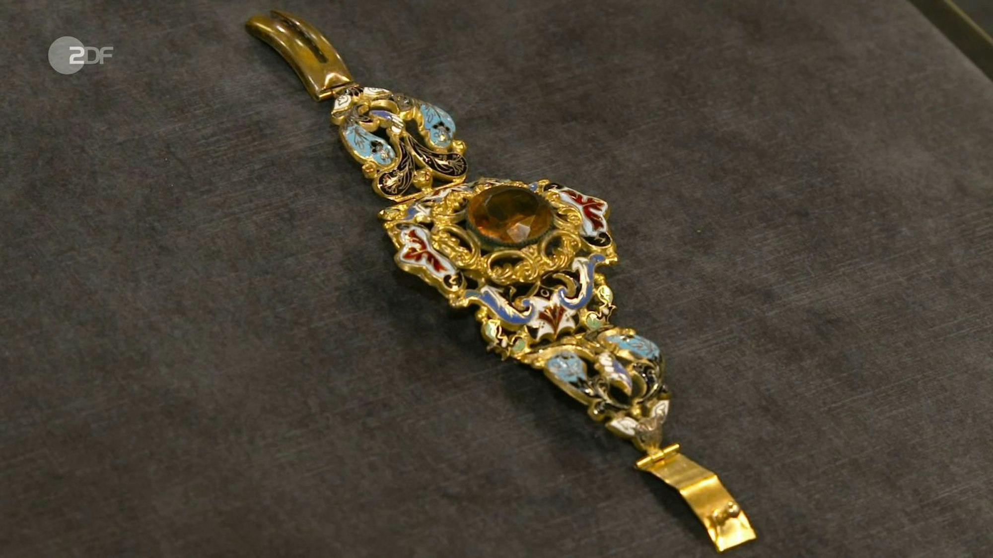 Das opulente Armband mit Emaille und Glassteinen aus der Zeit um 1850 oder 1860 war 200 bis 250 Euro wert. Elke Velten bezahlte für den antiken Schmuck sogar 360 Euro.
(Bild: ZDF)
