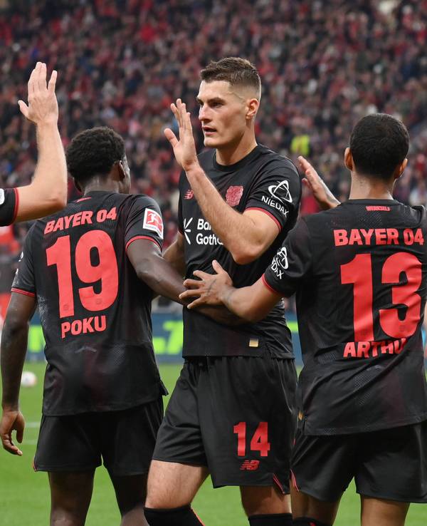 Patrik Schick jubelt mit Teamkollegen über ein Tor.