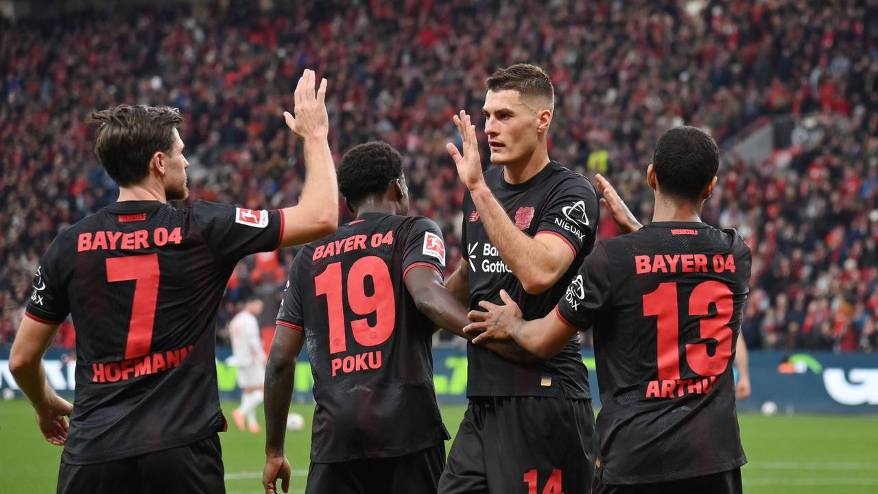 Patrik Schick jubelt mit Teamkollegen über ein Tor.