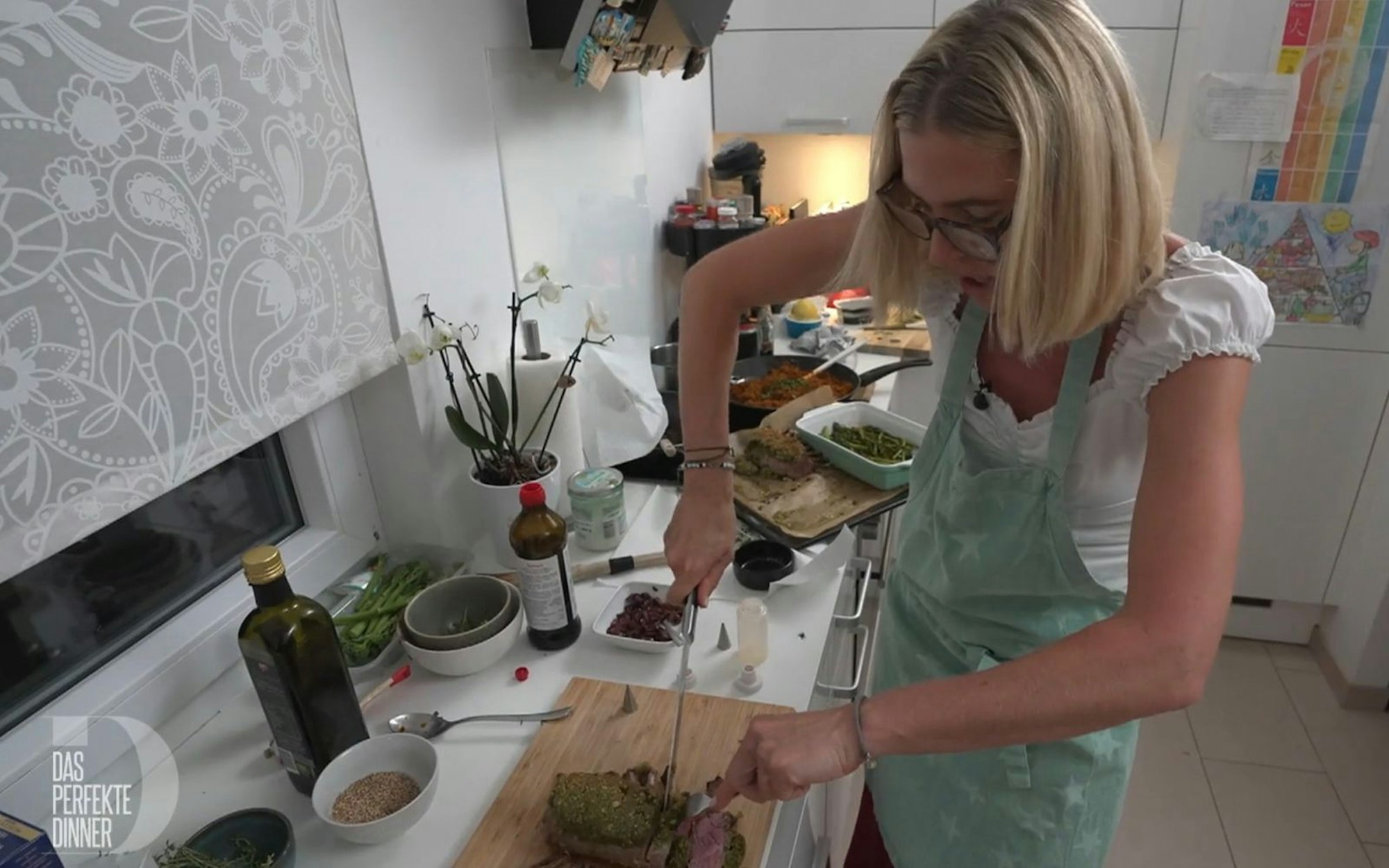 Beim Zerteilen der Lammkrone kommt Renate ins Schwitzen. (Bild: RTL)