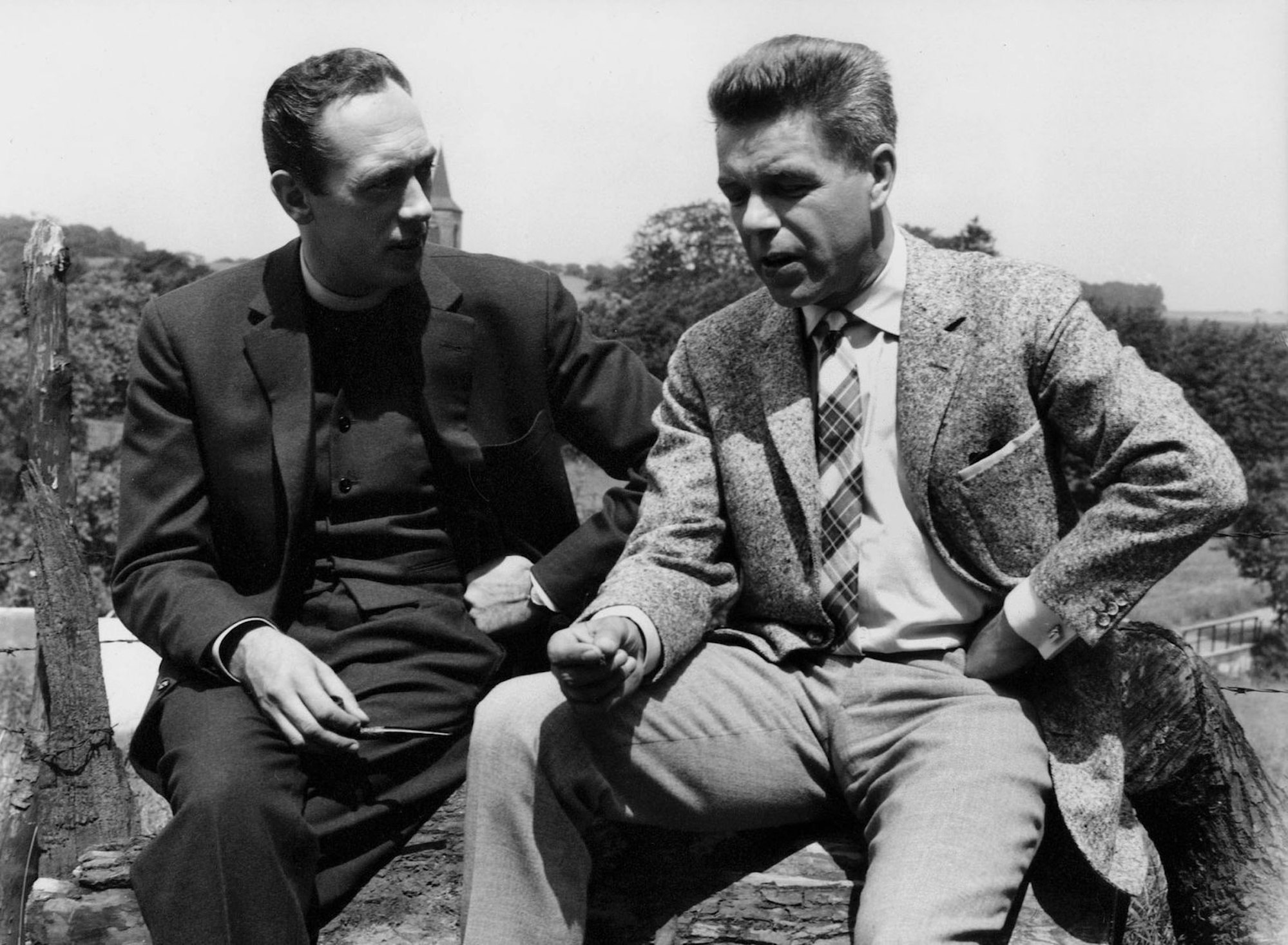 Der erfolgreichste Film, der je im deutschen Fernsehen lief: Die WDR-Krimis der „Tim Frazer“-Reihe (nach Francis-Durbridge-Bestsellern) prägten den Begriff „Straßenfeger“: Inspektor Yates (Heinz Drache, rechts, mit Horst Tappert) spielte in der Folge „Das Halstuch“ - der Krimi erreichte 1962 eine Fabelquote von 93 Prozent. Studio Hamburg veröffentlichte den Film nochmals im Rahmen einer „Straßenfeger“-DVD-Reihe. (Bild: Studio Hamburg)