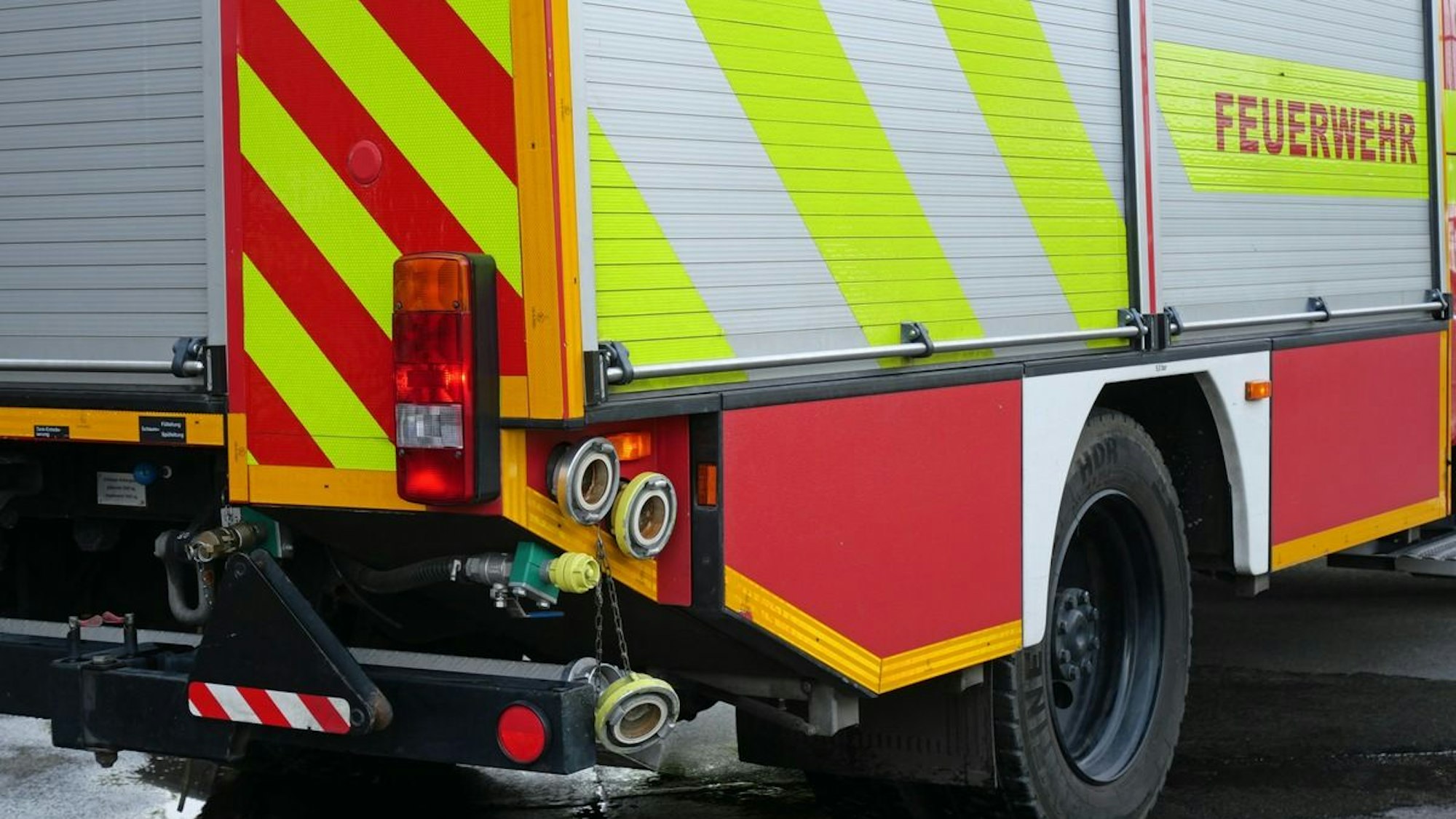 Ein Opel Astra in Flammen in Mettmann.