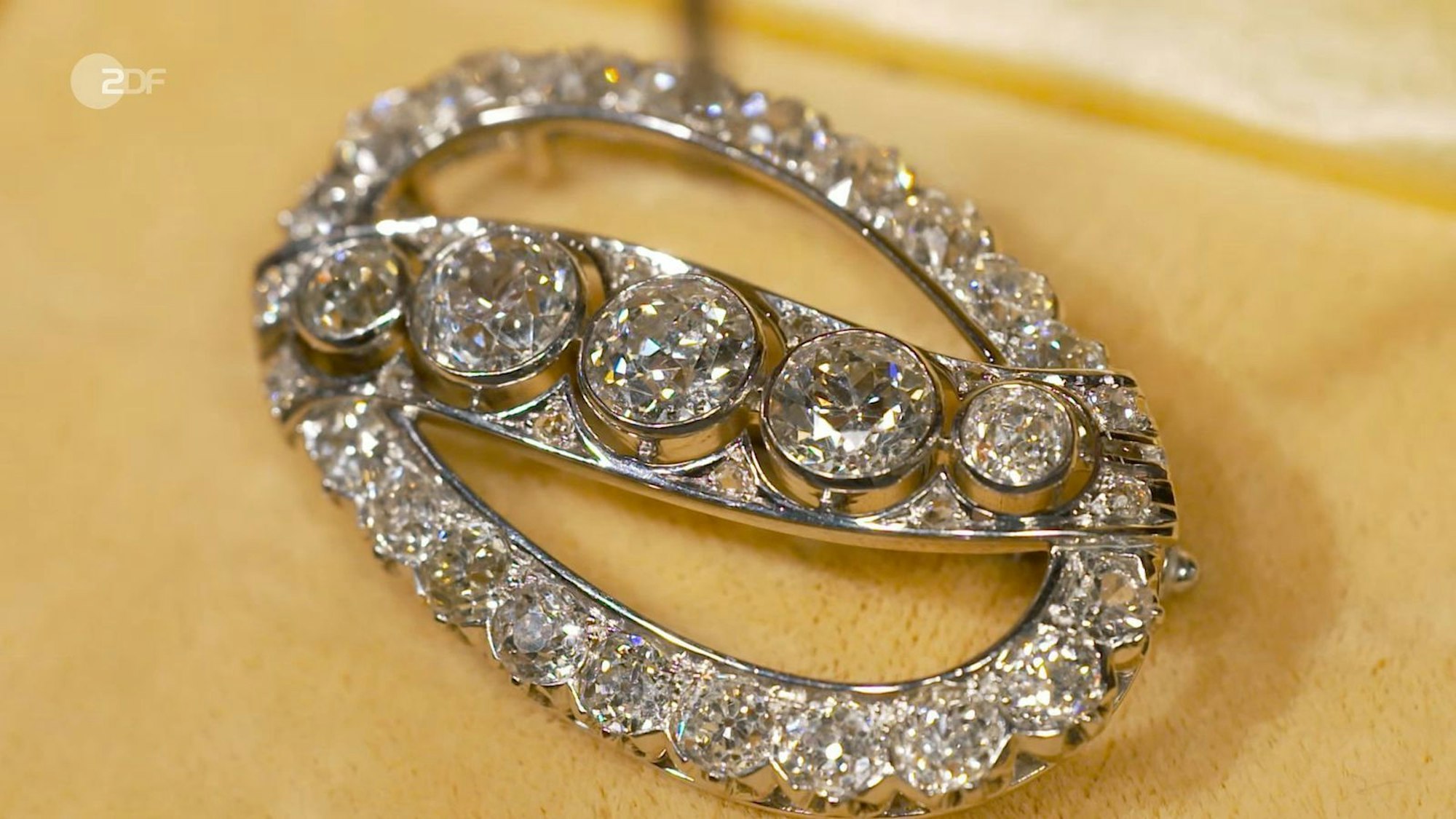 Eine Überraschung erlebte auch das Verkäuferpaar einer Brosche mit Altschliff-Brillanten von Hofjuwelier Heinrich Bleier aus der Zeit zwischen 1910 und 1925. Denn die war mit 7.000 bis 8.000 Euro doppelt so viel wert wie erwartet.
Für 6.300 Euro bekam Julian Schmitz-Avila den Zuschlag. (Bild: ZDF)