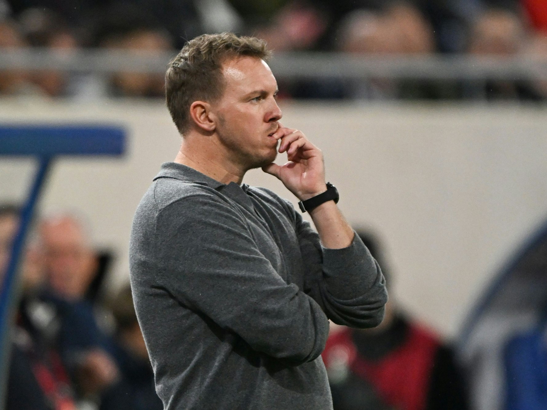 Bundestrainer Julian Nagelsmann verfolgt die Partie.