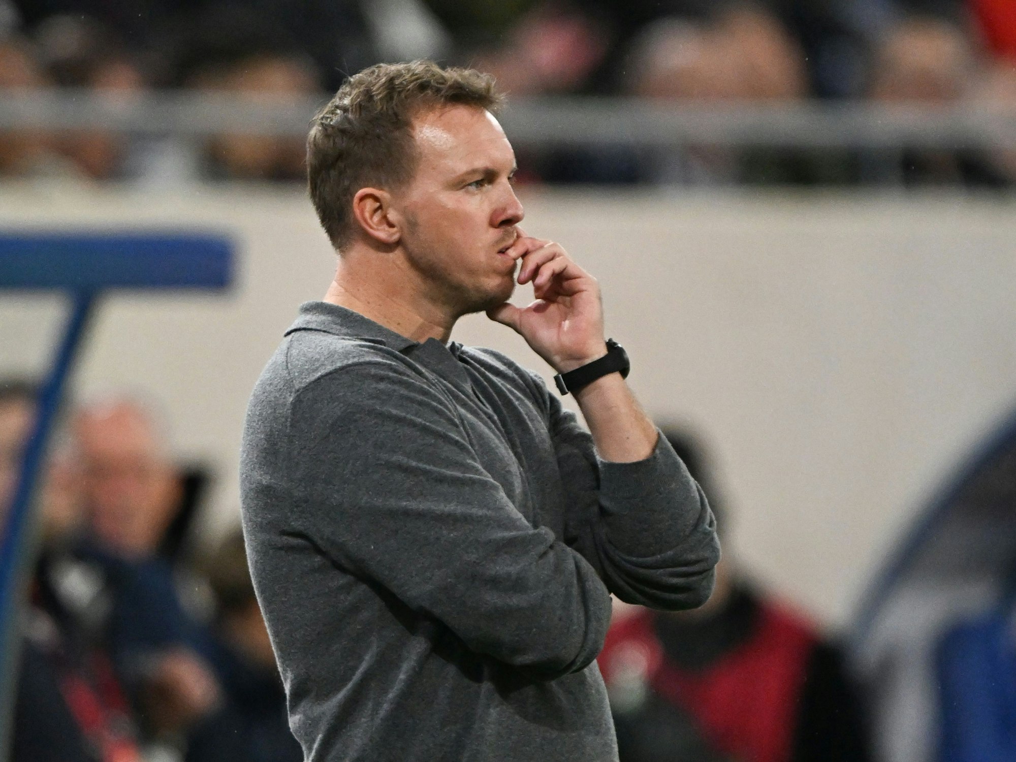 Bundestrainer Julian Nagelsmann verfolgt die Partie.