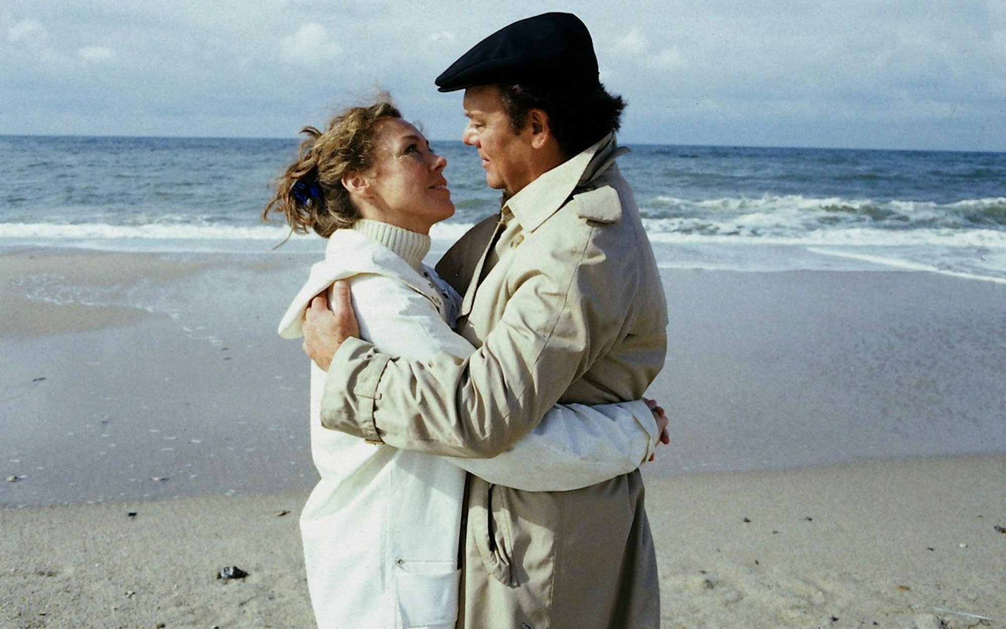 So sieht sie aus, die bis heute erfolgreichste fiktionale TV-Ausstrahlung des deutschen Fernsehens: Schwester Christa (Gaby Dohm, links) und Klaus Brinkmann (Klausjürgen Wussow) sind sich in „Die Schwarzwaldklinik - Die Schuldfrage“ (17. November 1985, ZDF) sehr nahe gekommen. Weit weg von der Klinik, am Nordseestrand, ließen sie ihren Gefühle füreinander freien Lauf. Und 28 Millionen Zuschauer seufzten dazu. (Bild: ZDF / Thomas Waldhelm)